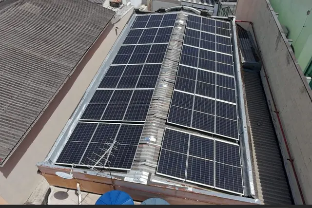 Painéis solares sobre o telhado de um comércio