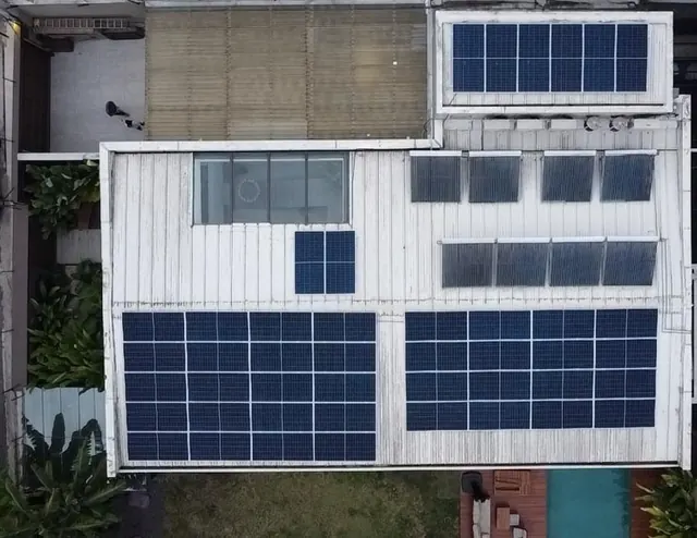 Telhado de residência no Morumbi com painéis solares